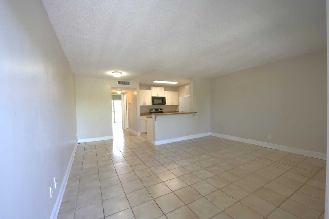 1523 Meadows Cir W - Photo 3 of 27