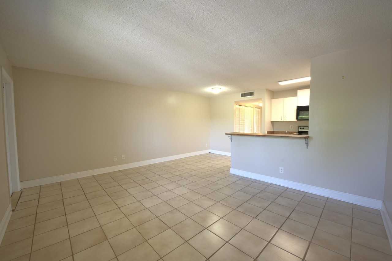 1523 Meadows Cir W - Photo 4 of 27