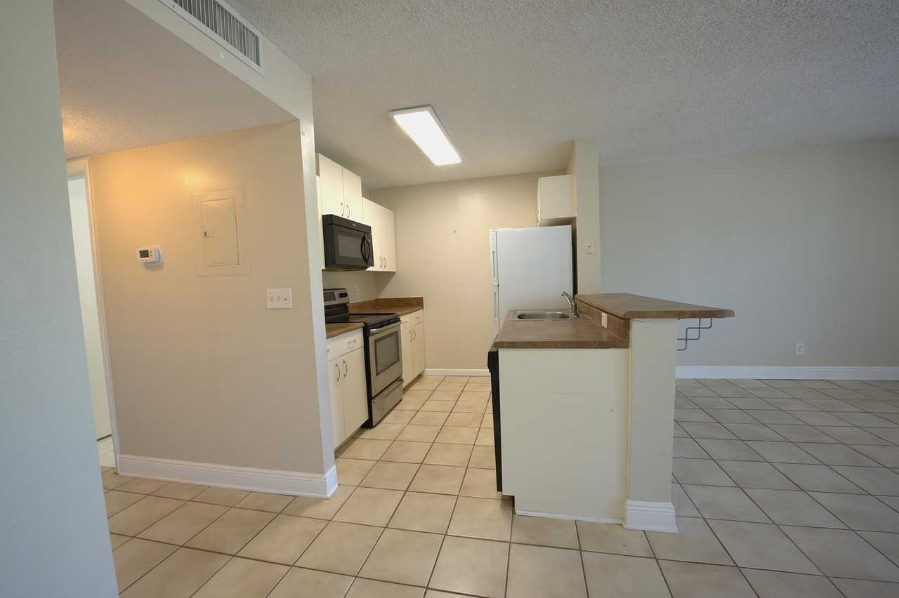 1523 Meadows Cir W - Photo 6 of 27