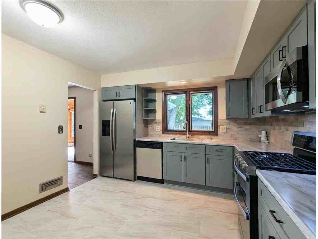 6065 Oakwood Rd - Photo 2 of 22