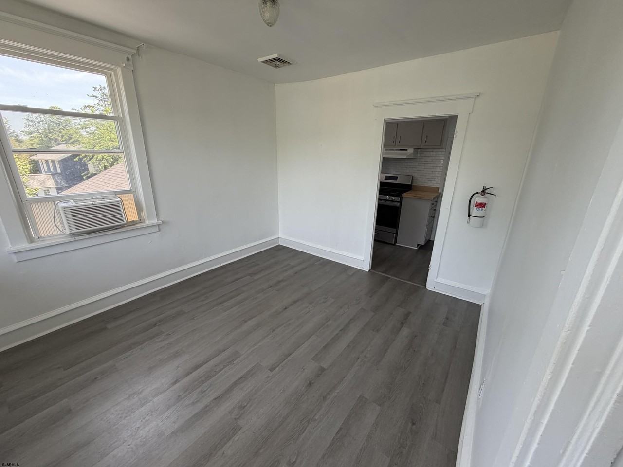 1052 Shore Rd - Photo 4 of 15