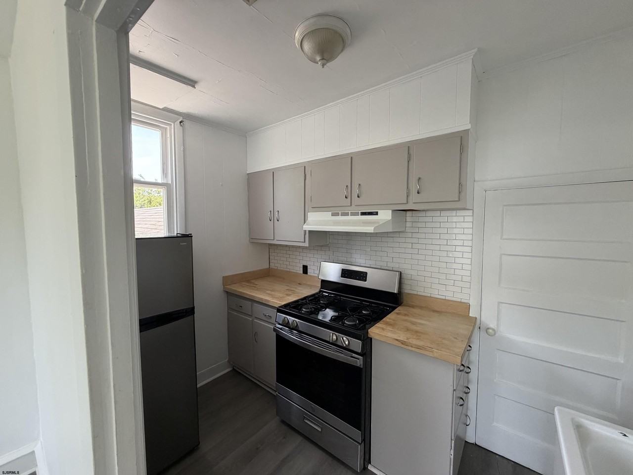 1052 Shore Rd - Photo 5 of 15