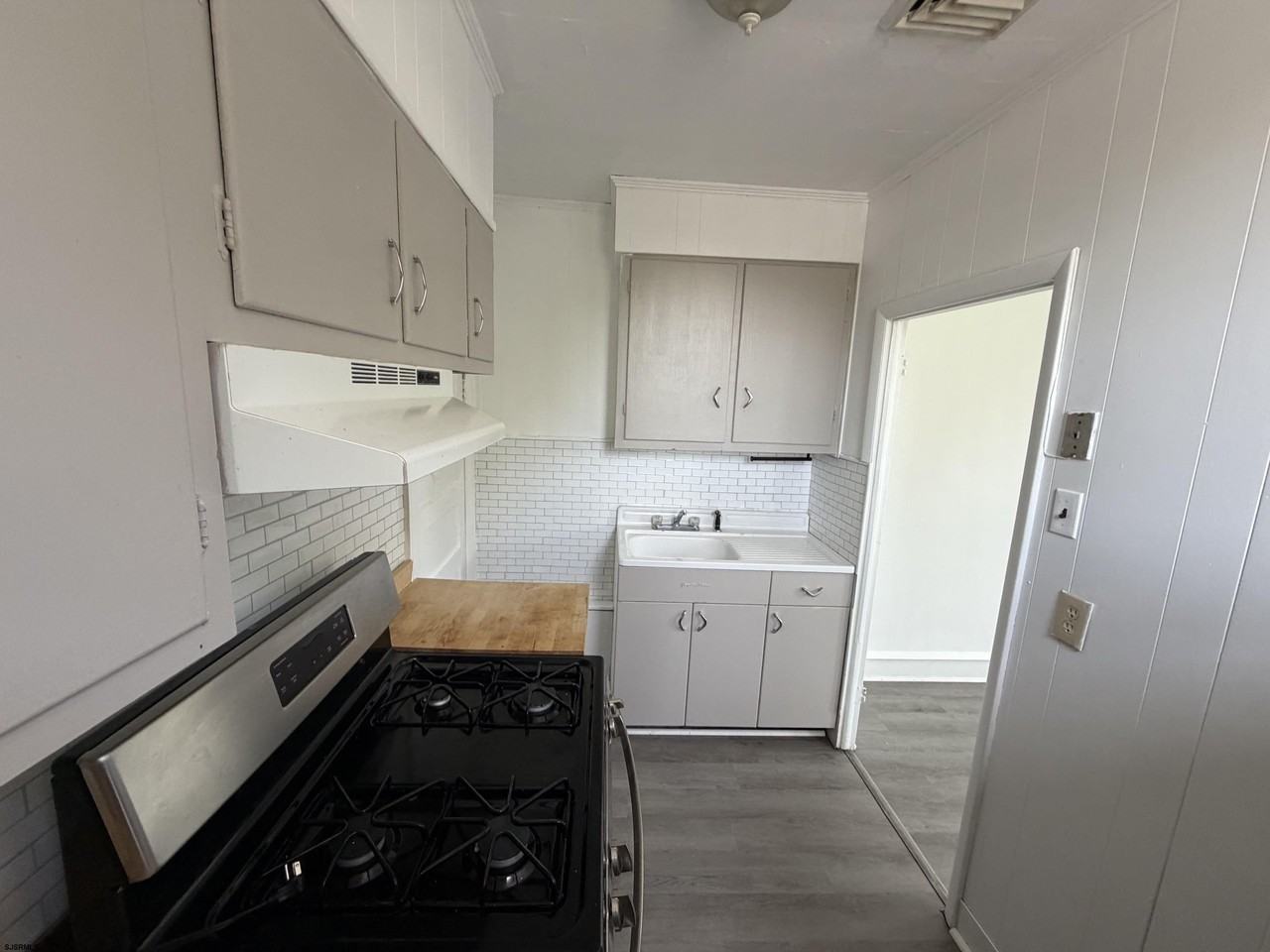 1052 Shore Rd - Photo 6 of 15