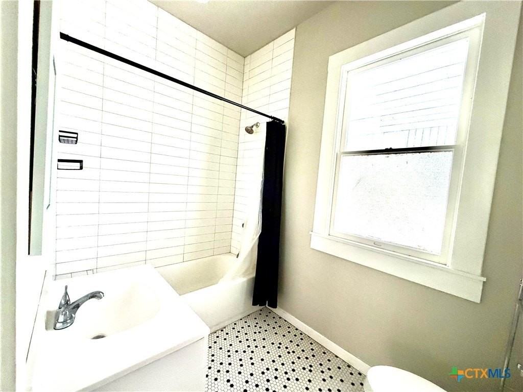 405 E Commercial St #2 - Photo 3 of 6