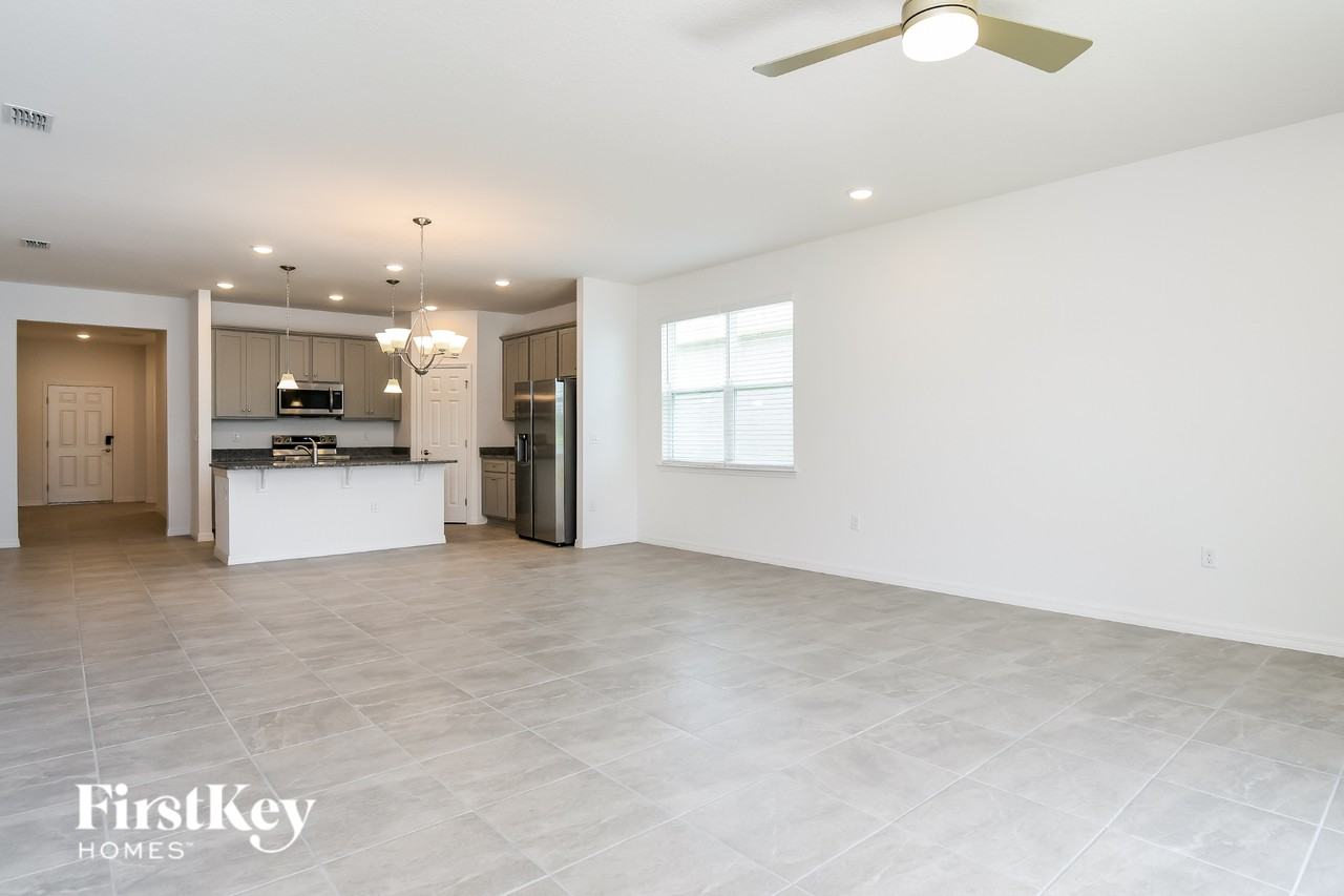 1618 Isleta Loop - Photo 4 of 16