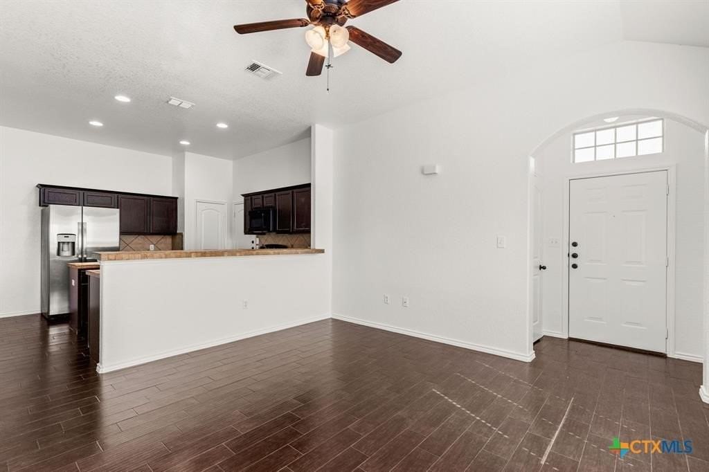 586 Creekside Cir - Photo 3 of 17