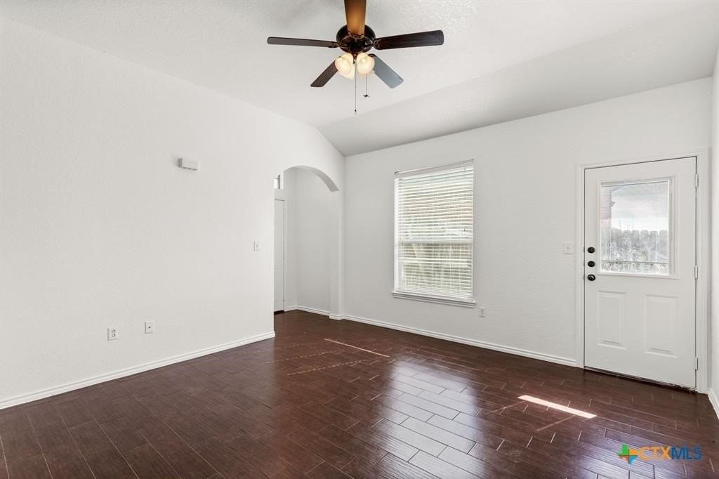 586 Creekside Cir - Photo 4 of 17