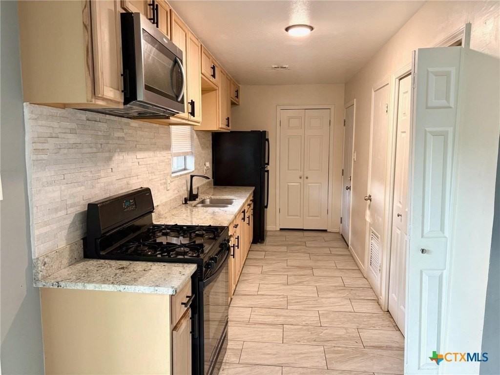 613 Bishop Dr - Photo 3 of 9