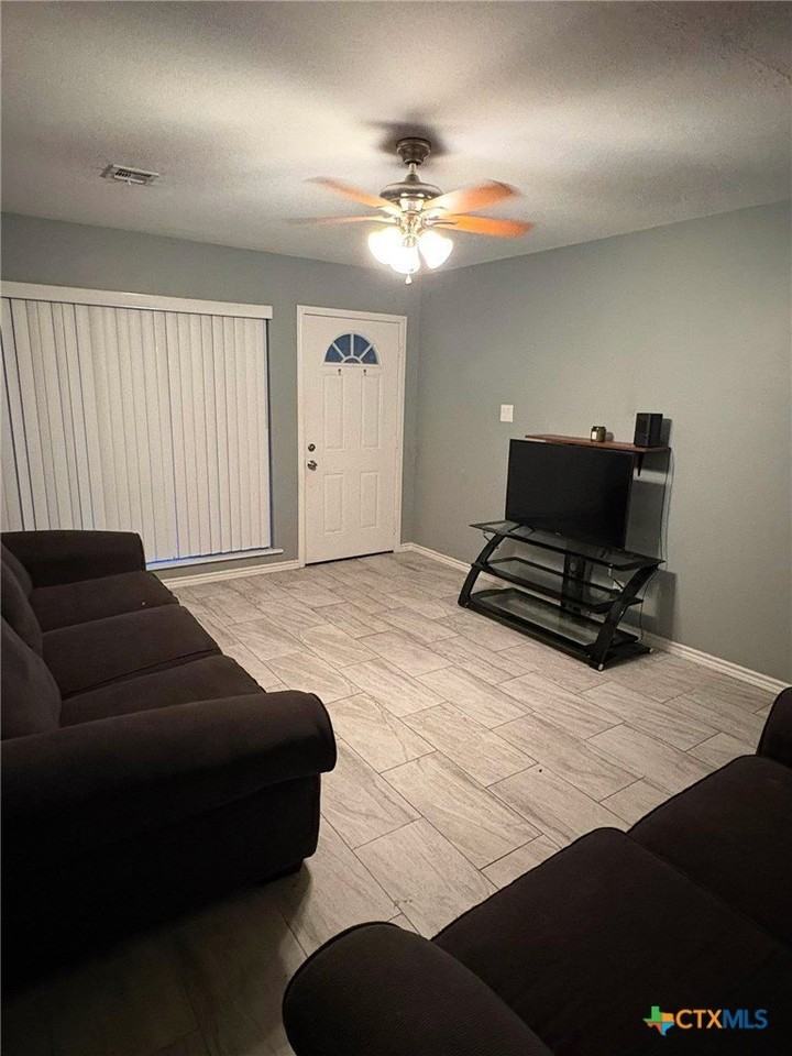 613 Bishop Dr - Photo 5 of 9