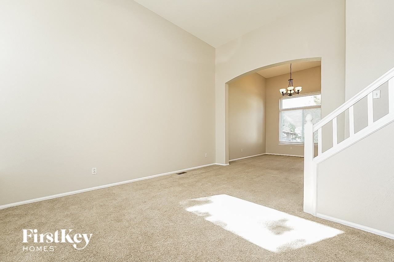 2863 S Ceylon St - Photo 3 of 15