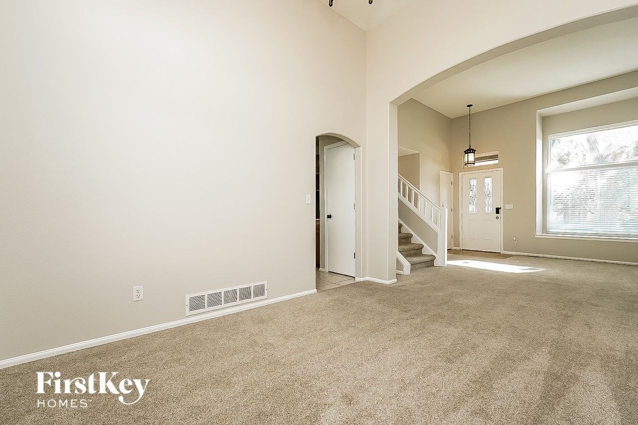 2863 S Ceylon St - Photo 4 of 15