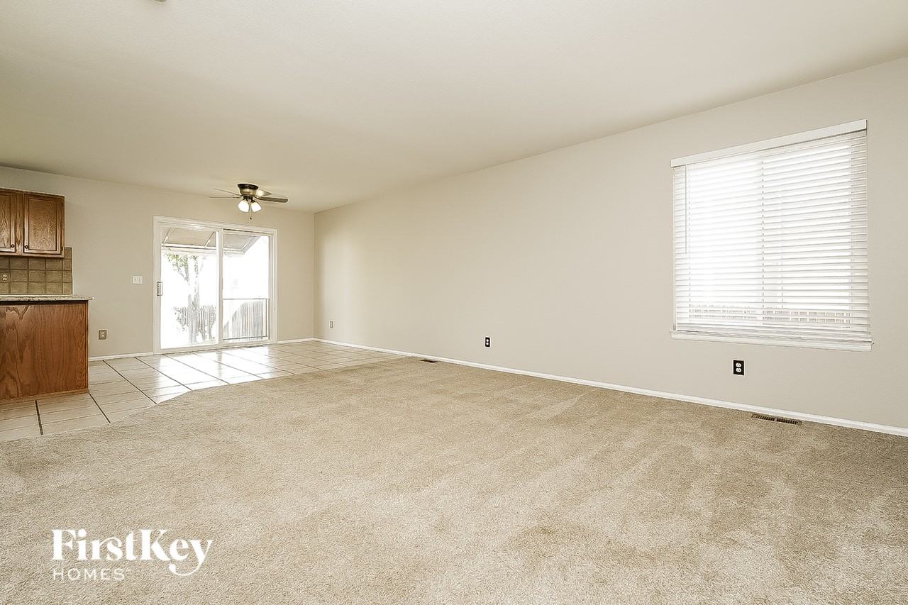 2863 S Ceylon St - Photo 5 of 15