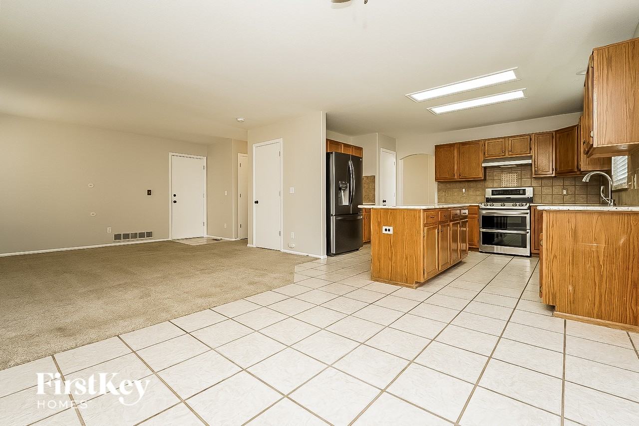 2863 S Ceylon St - Photo 6 of 15