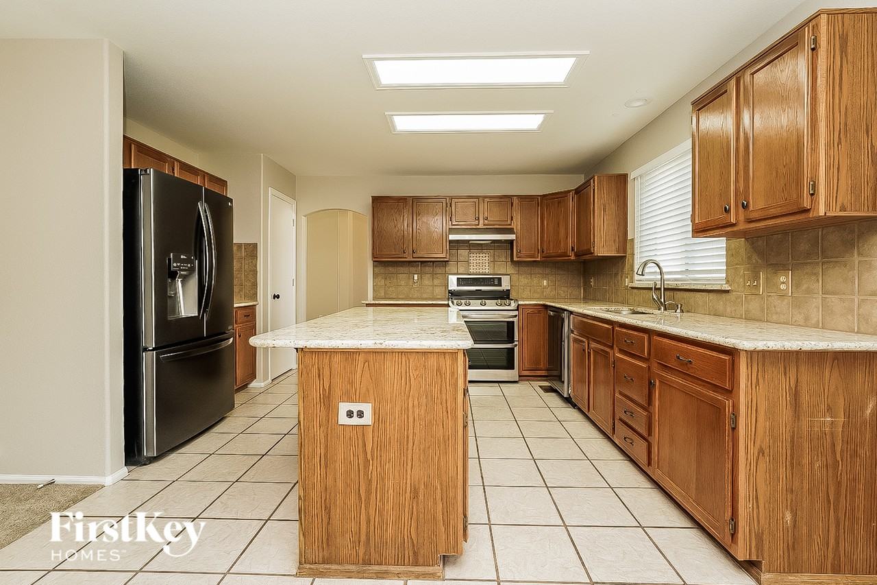 2863 S Ceylon St - Photo 7 of 15