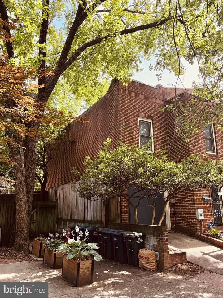 915 C St Se - Photo 2 of 50