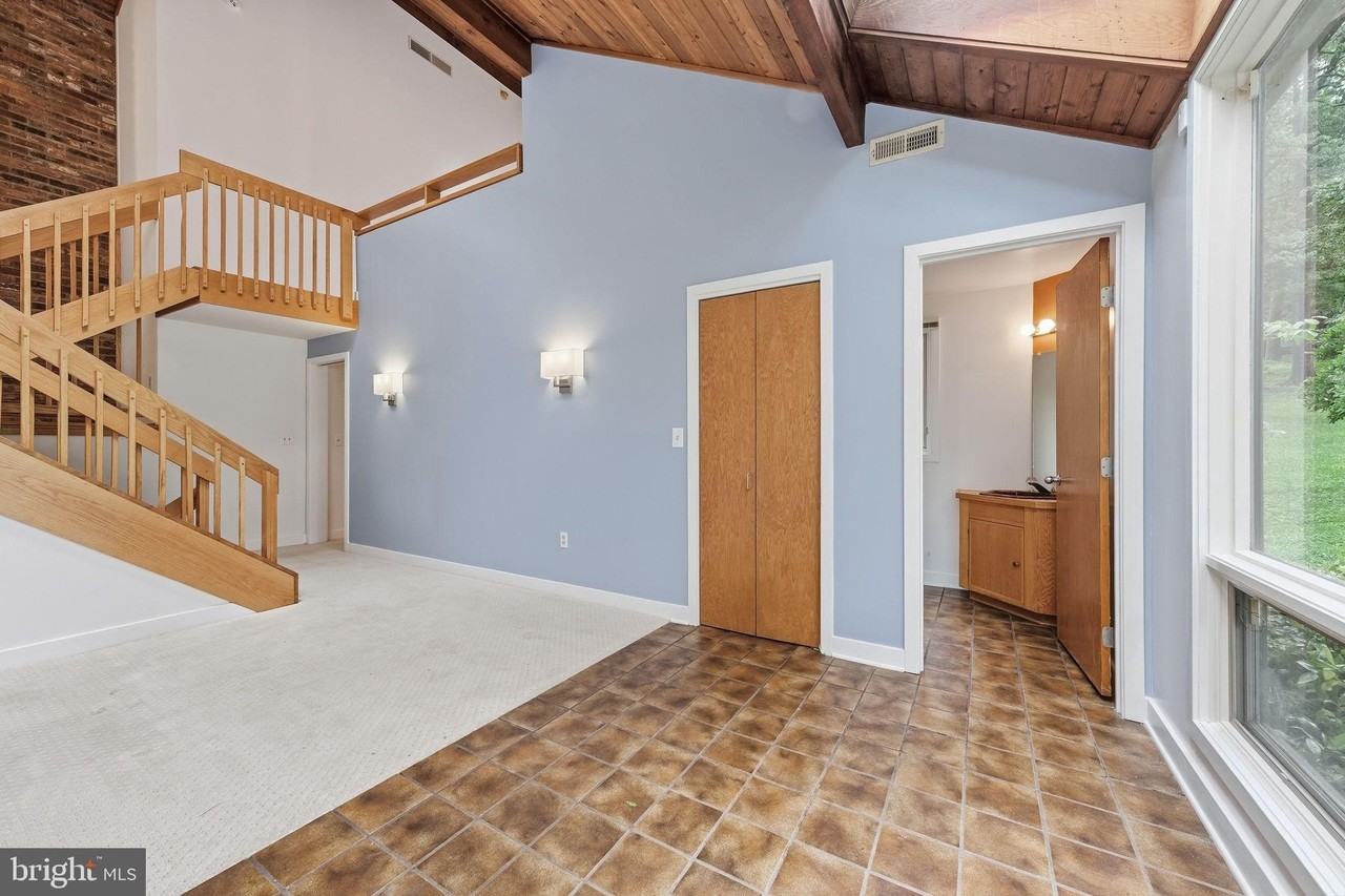 882 Coachway - Photo 2 of 37