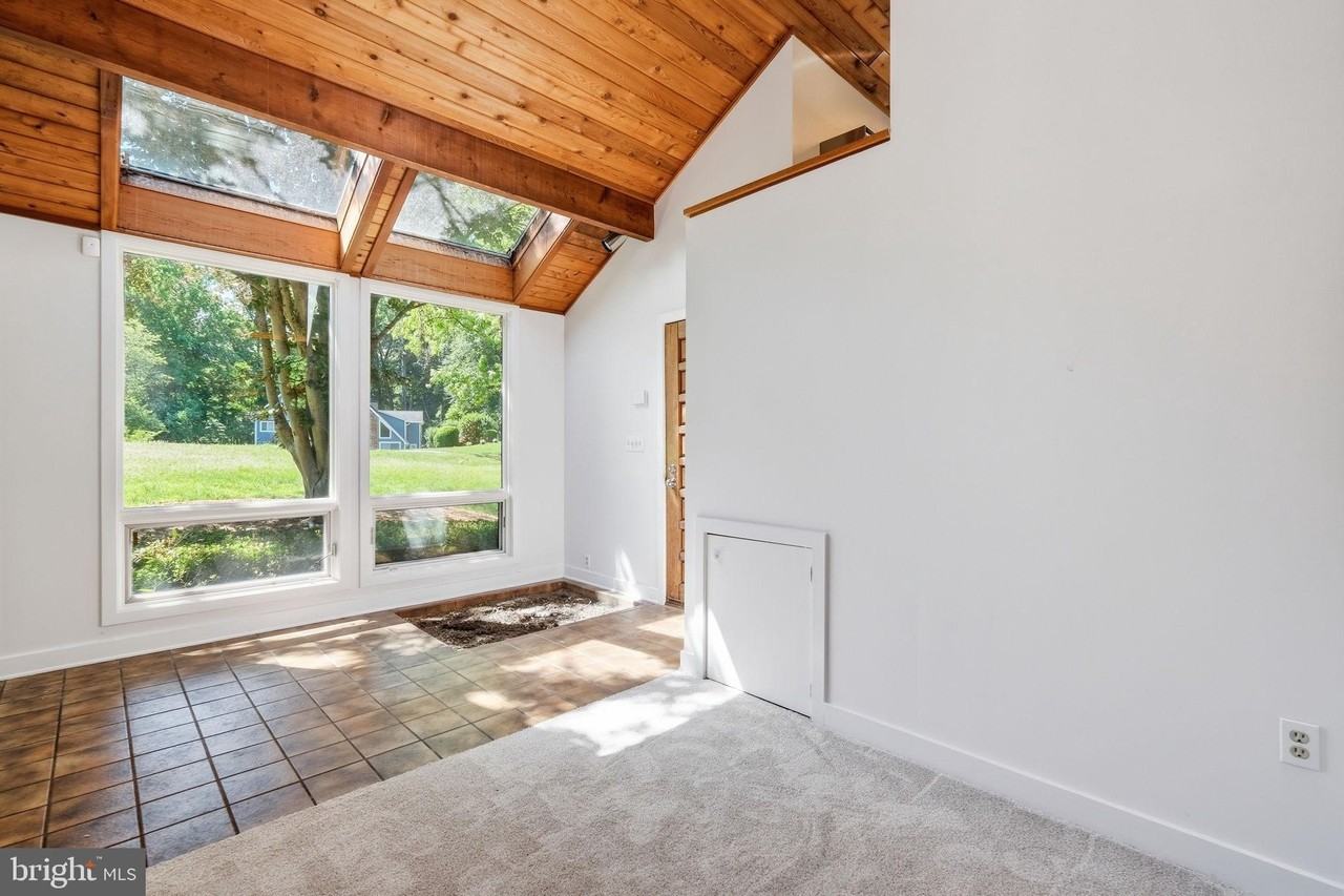882 Coachway - Photo 3 of 37