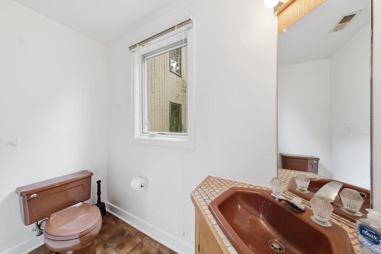 882 Coachway - Photo 5 of 37