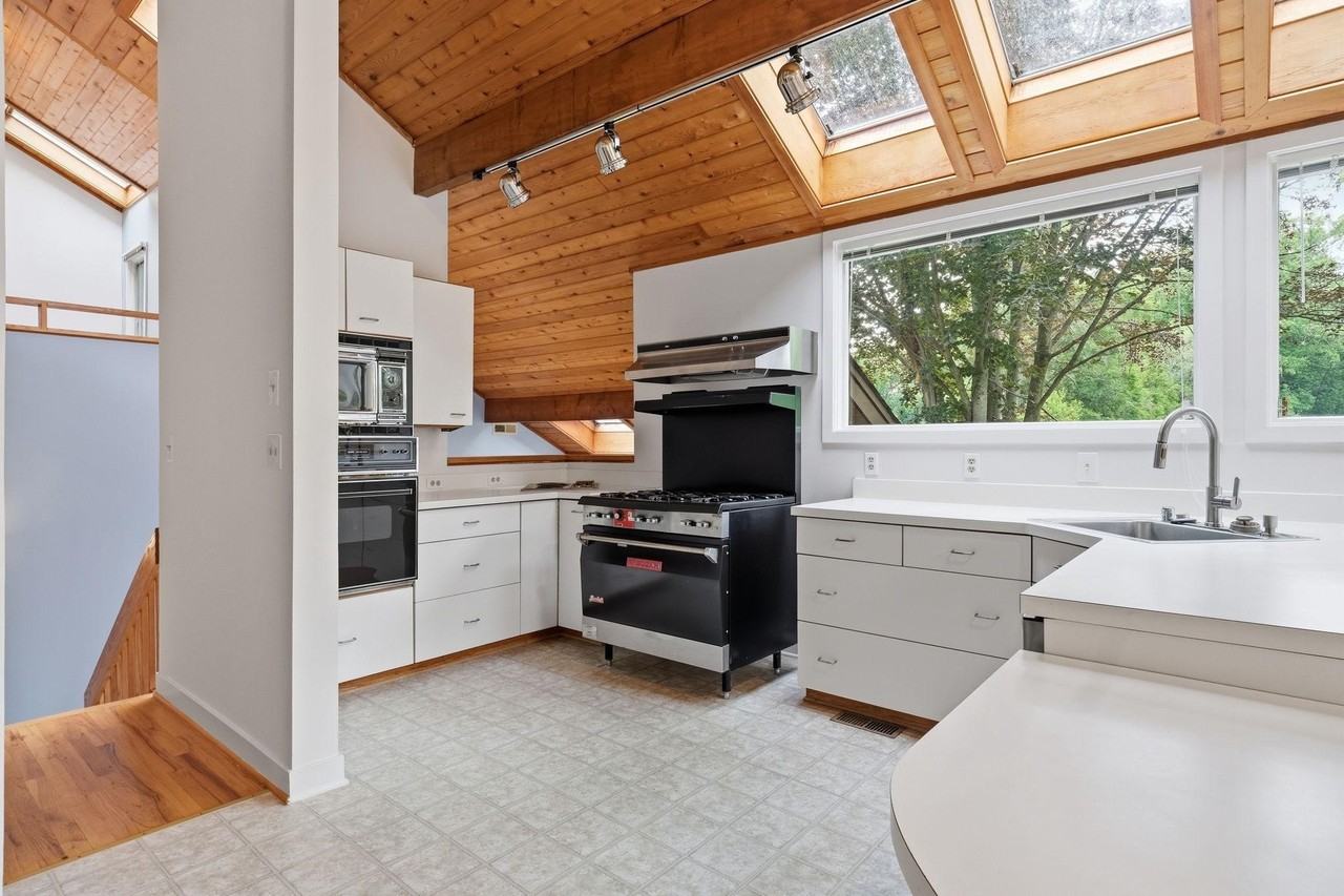 882 Coachway - Photo 6 of 37