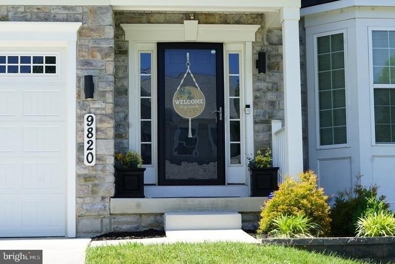 9820 Leighland Ct - Photo 2 of 15