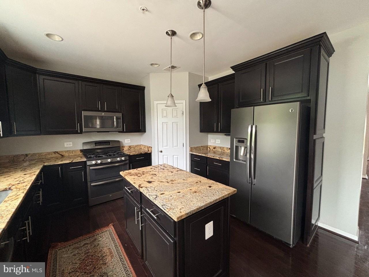 9820 Leighland Ct - Photo 3 of 15