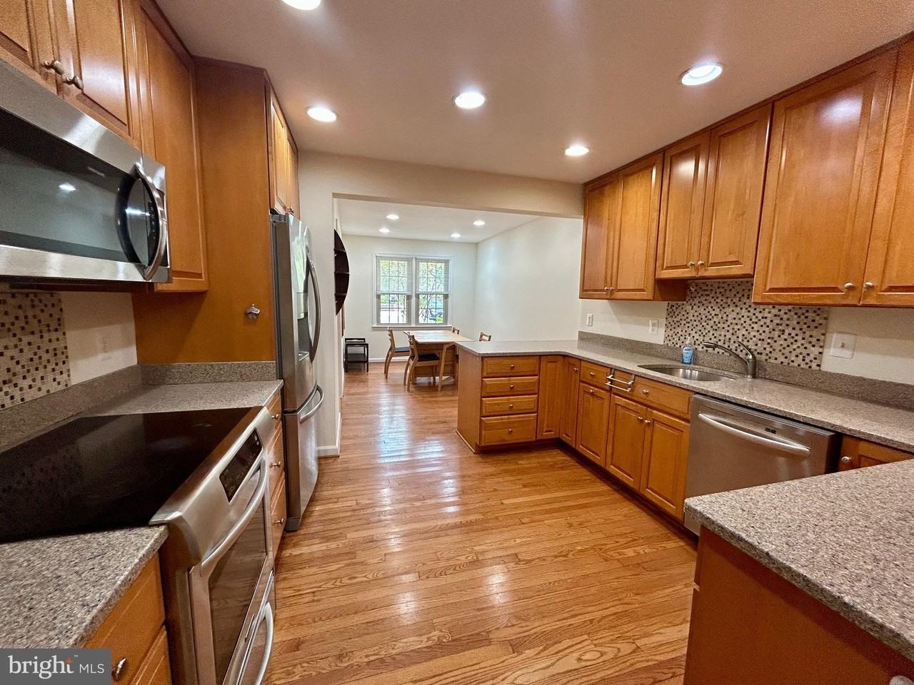 5916 Dorchester Way - Photo 3 of 30