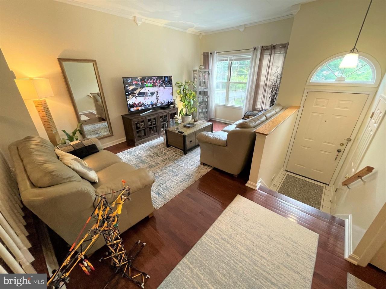 5 Martins Square Ln - Photo 2 of 47