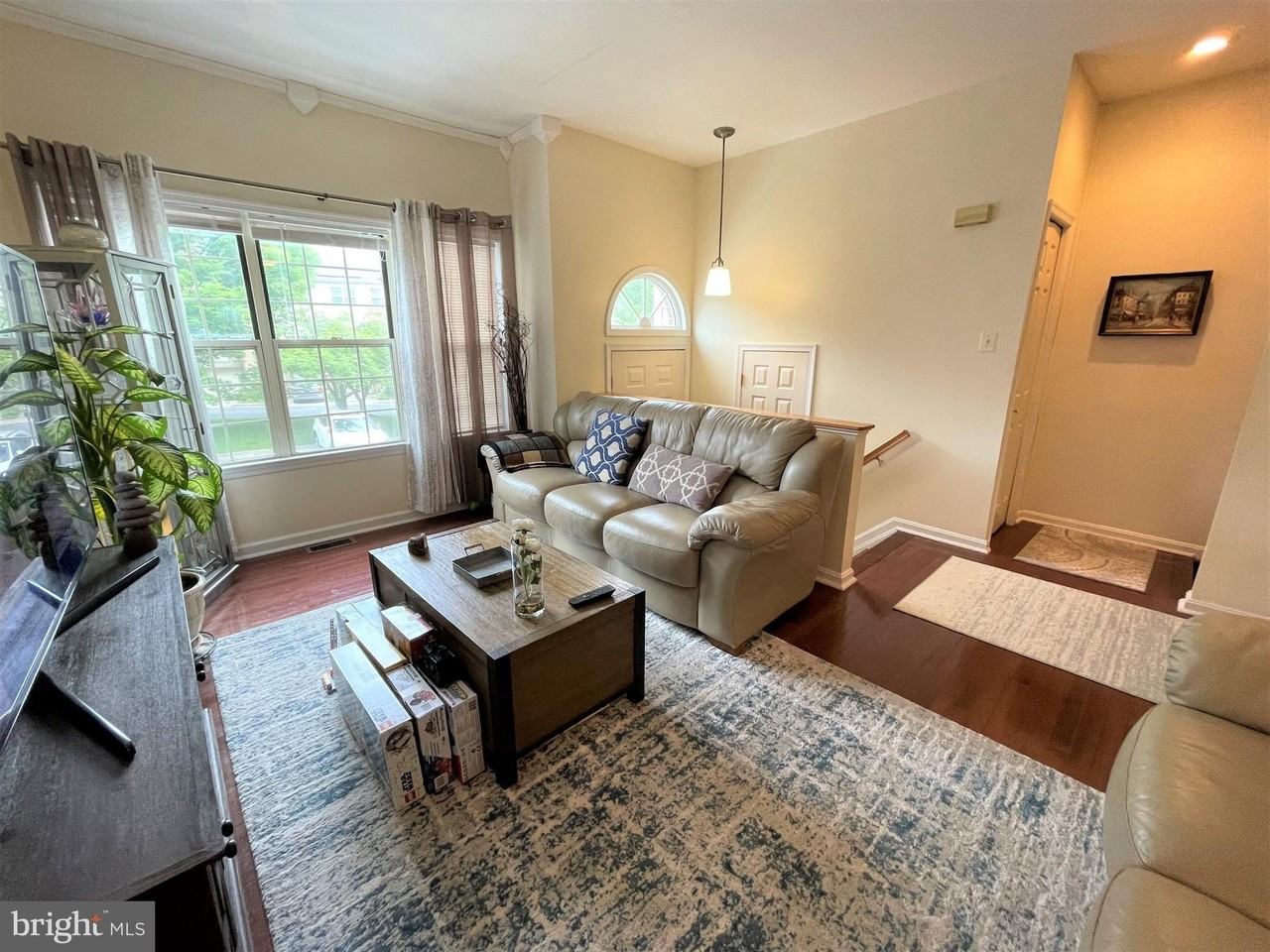 5 Martins Square Ln - Photo 4 of 47