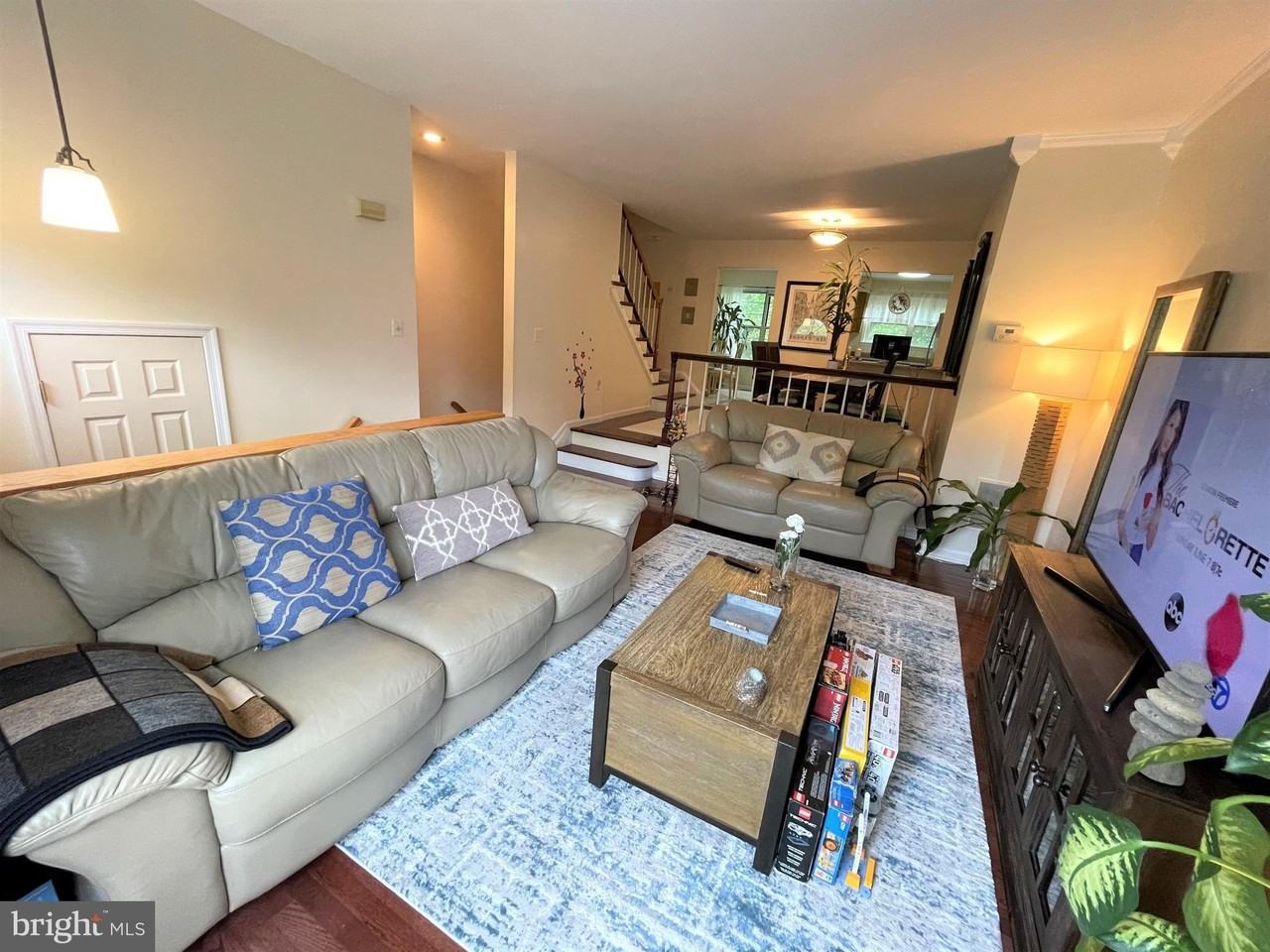 5 Martins Square Ln - Photo 6 of 47
