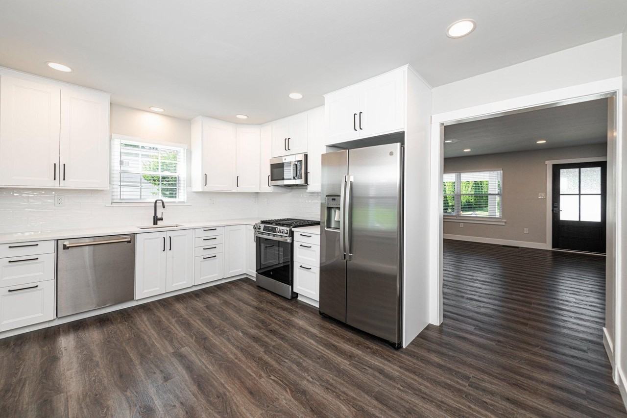558 Philadelphia Ave - Photo 3 of 33