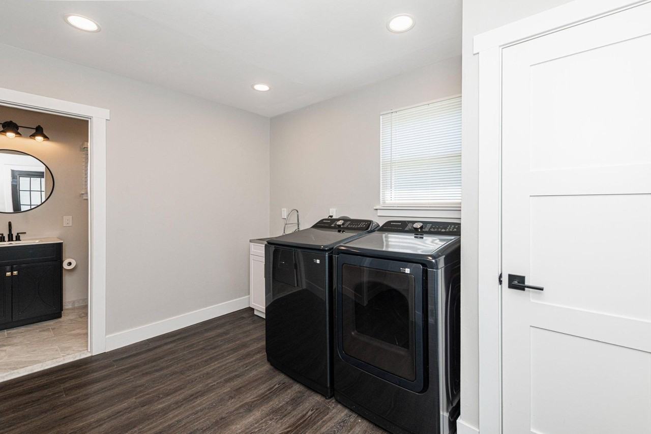 558 Philadelphia Ave - Photo 6 of 33