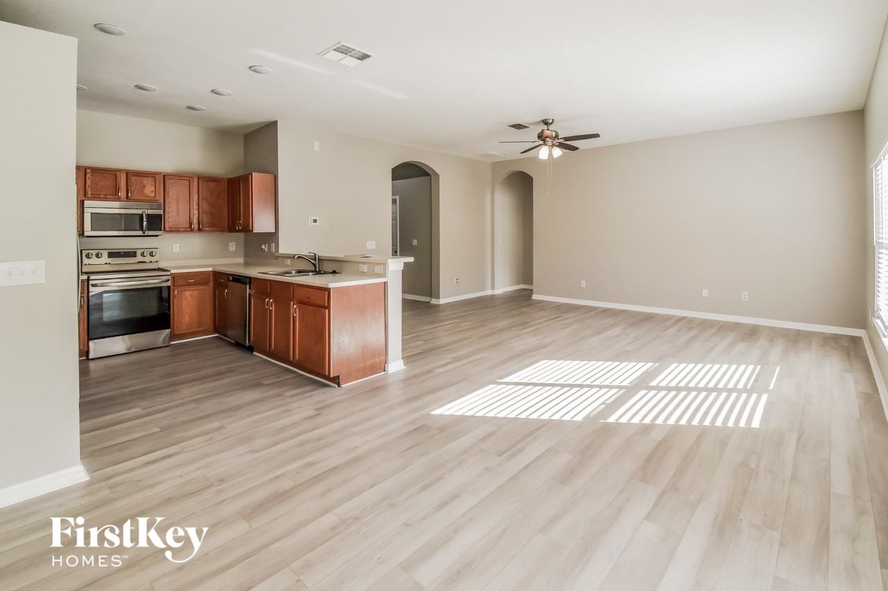 722 Parsons Pointe St - Photo 4 of 15