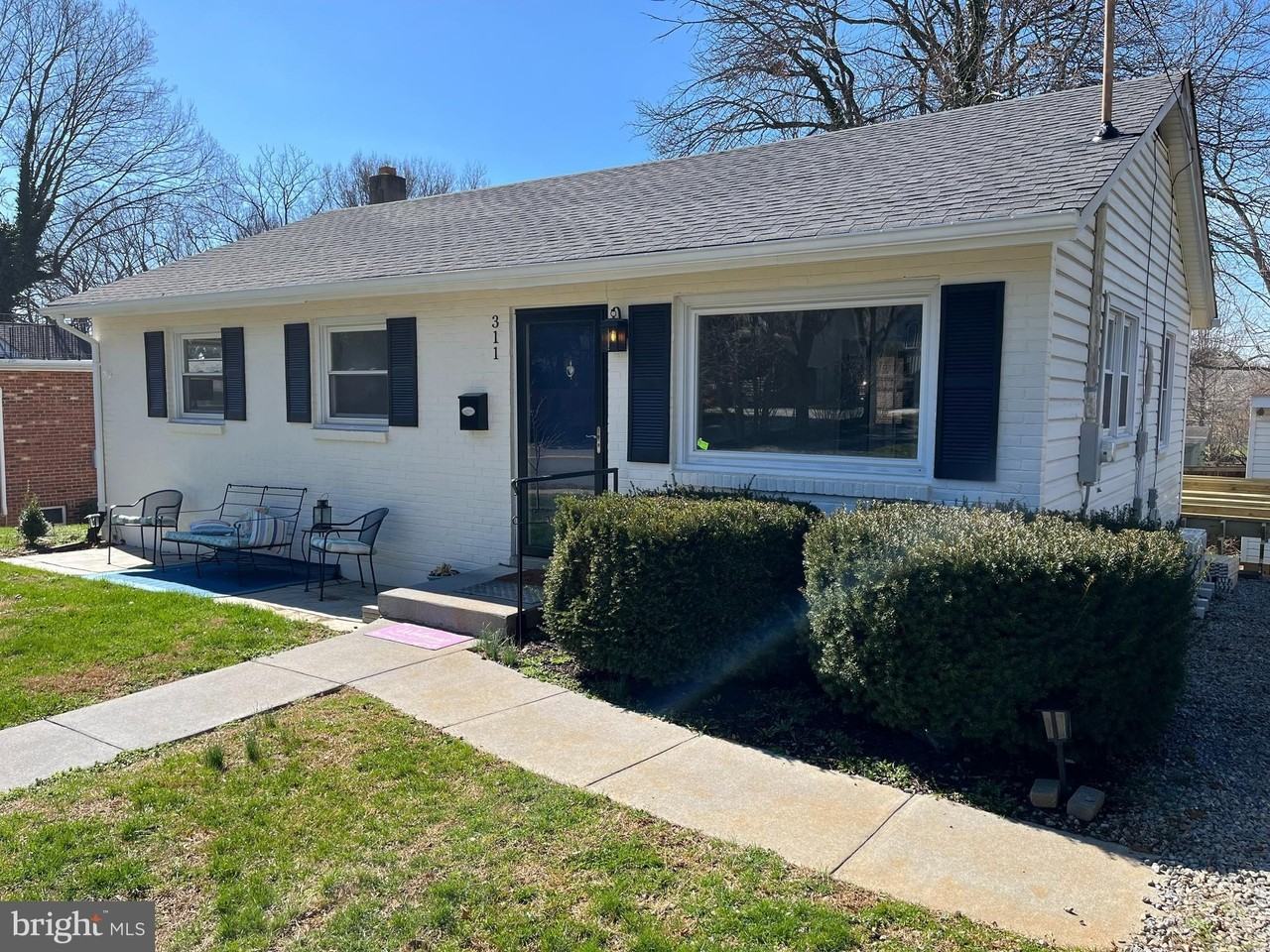 311 S Buckmarsh St - Photo 2 of 50