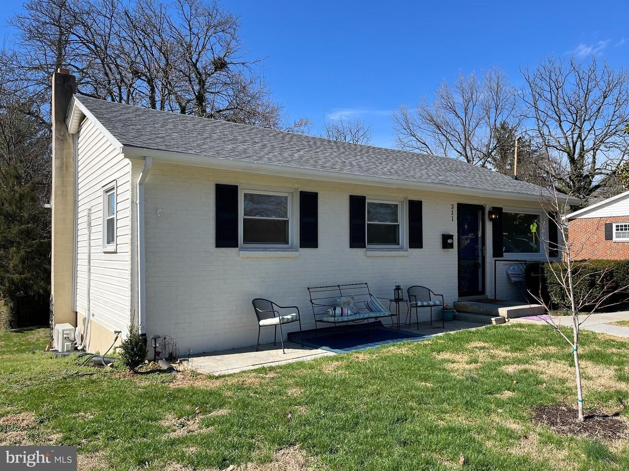311 S Buckmarsh St - Photo 3 of 50