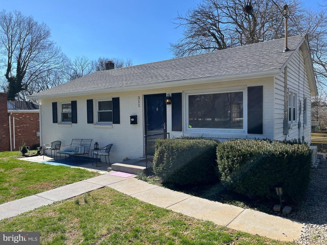 311 S Buckmarsh St - Photo 4 of 50