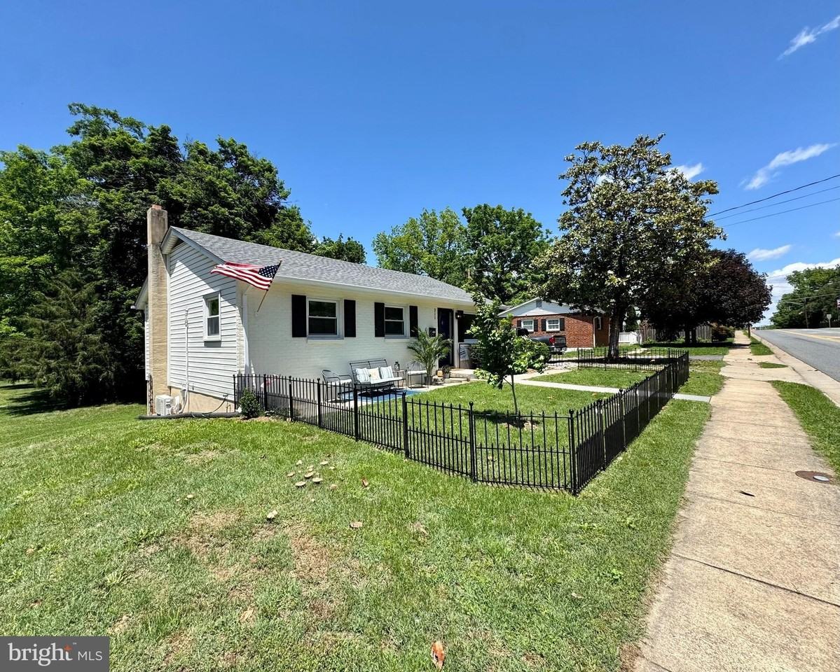 311 S Buckmarsh St - Photo 5 of 50