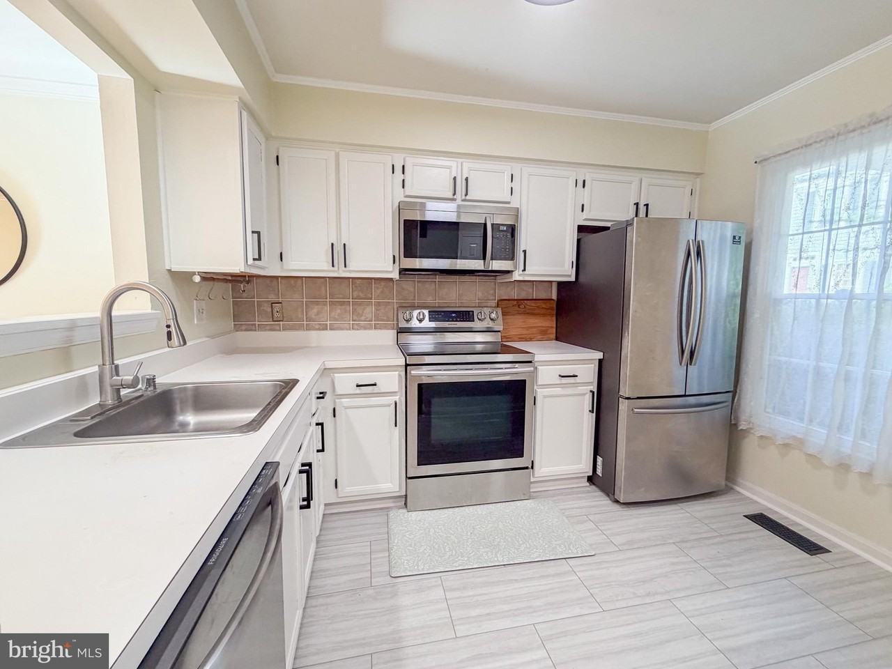 12821 Mill Brook Ct - Photo 3 of 15