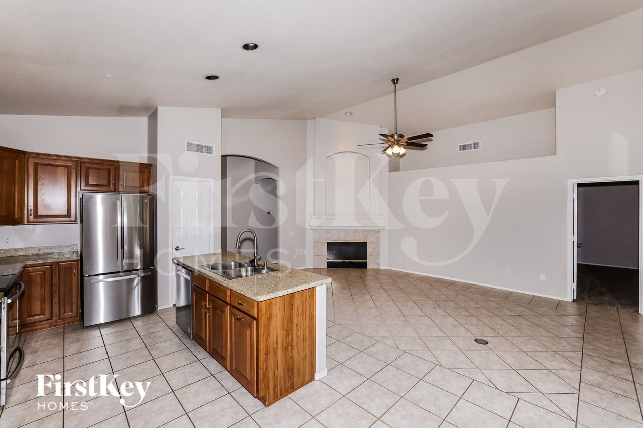 1102 W Monte Cristo Ave - Photo 5 of 15