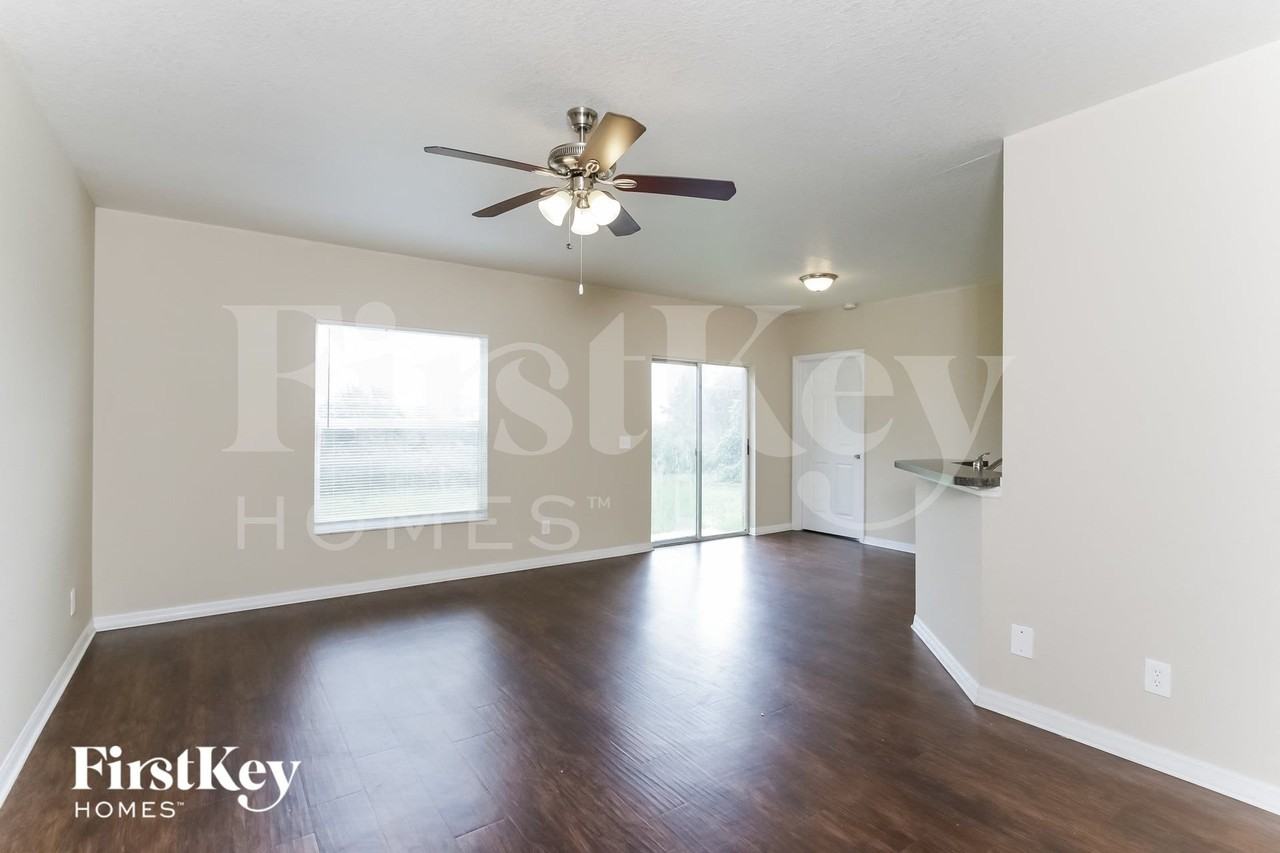 2598 N Biscayne Dr - Photo 3 of 15