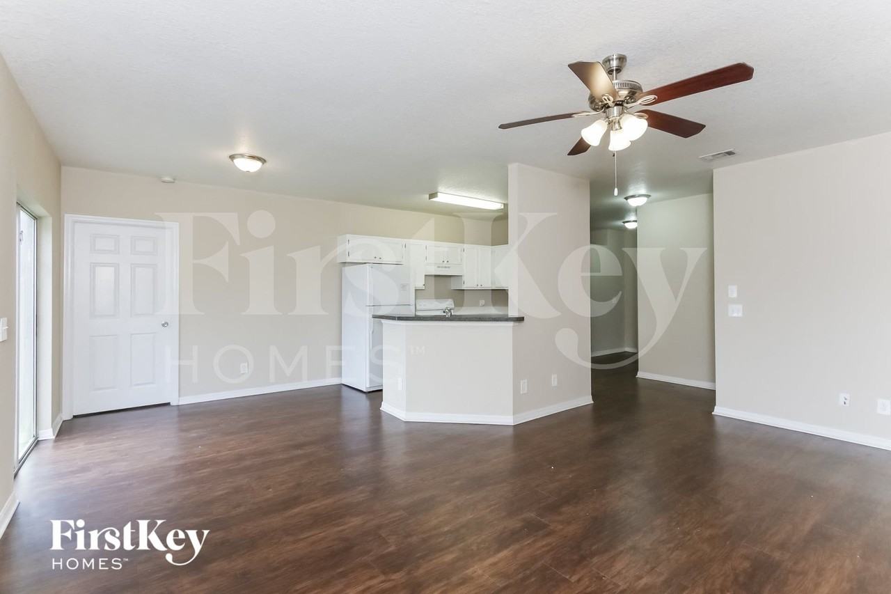 2598 N Biscayne Dr - Photo 4 of 15