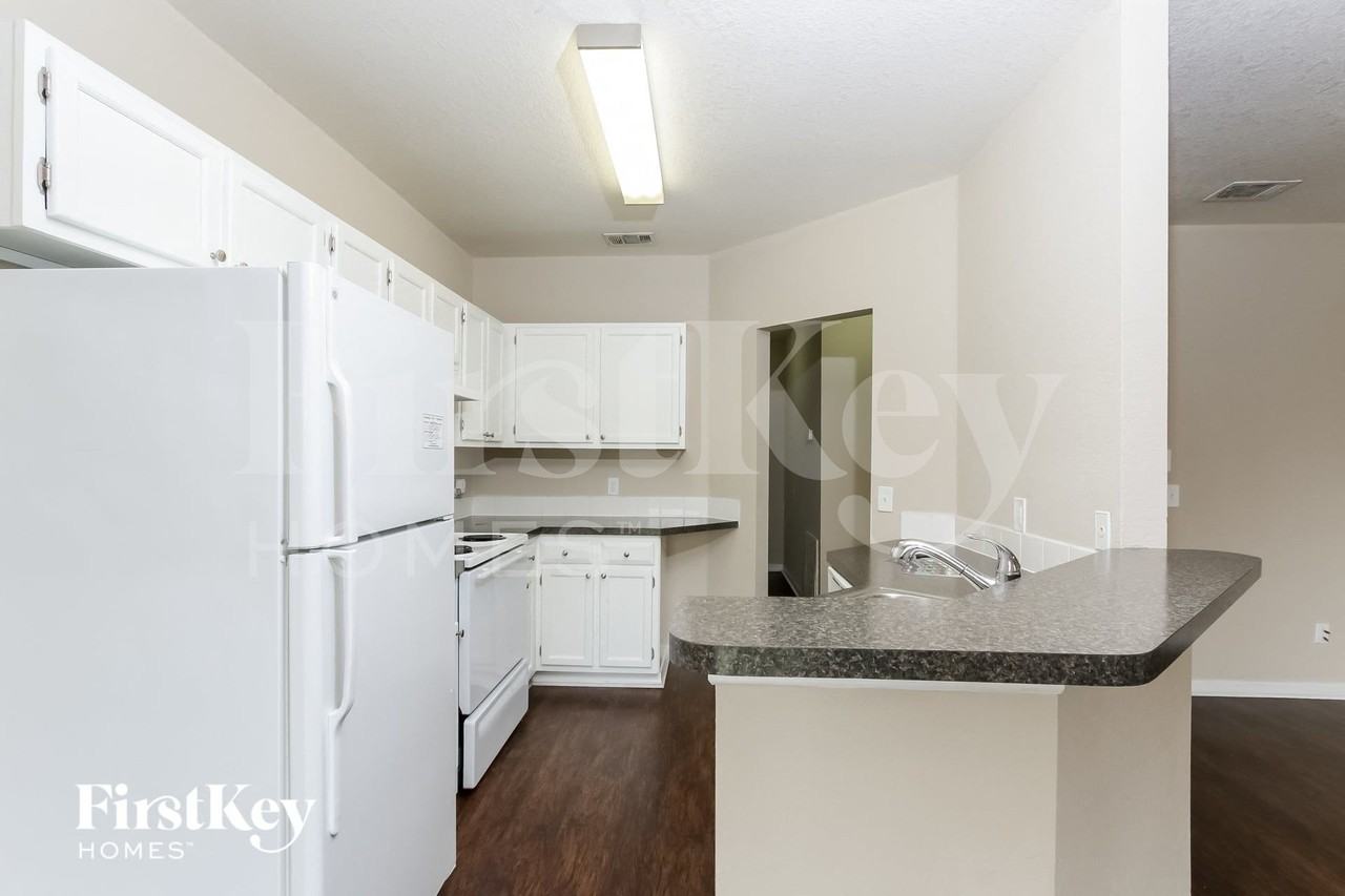 2598 N Biscayne Dr - Photo 6 of 15