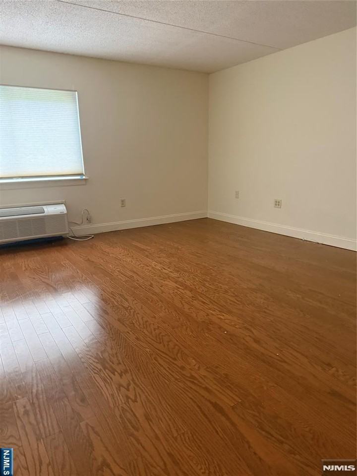 310 Lookout Ave ##106 - Photo 6 of 29