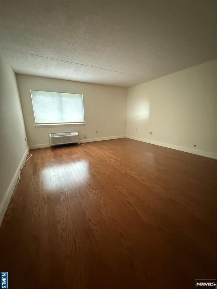 310 Lookout Ave ##106 - Photo 7 of 29