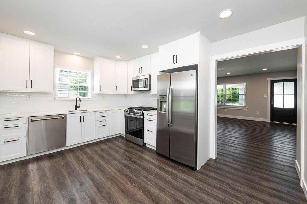 558 Philadelphia Ave - Photo 3 of 33