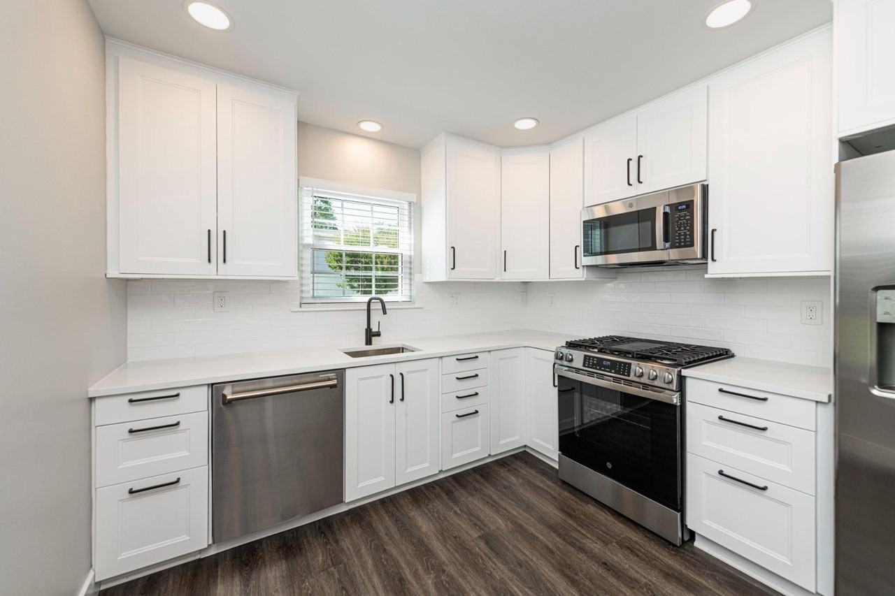 558 Philadelphia Ave - Photo 4 of 33