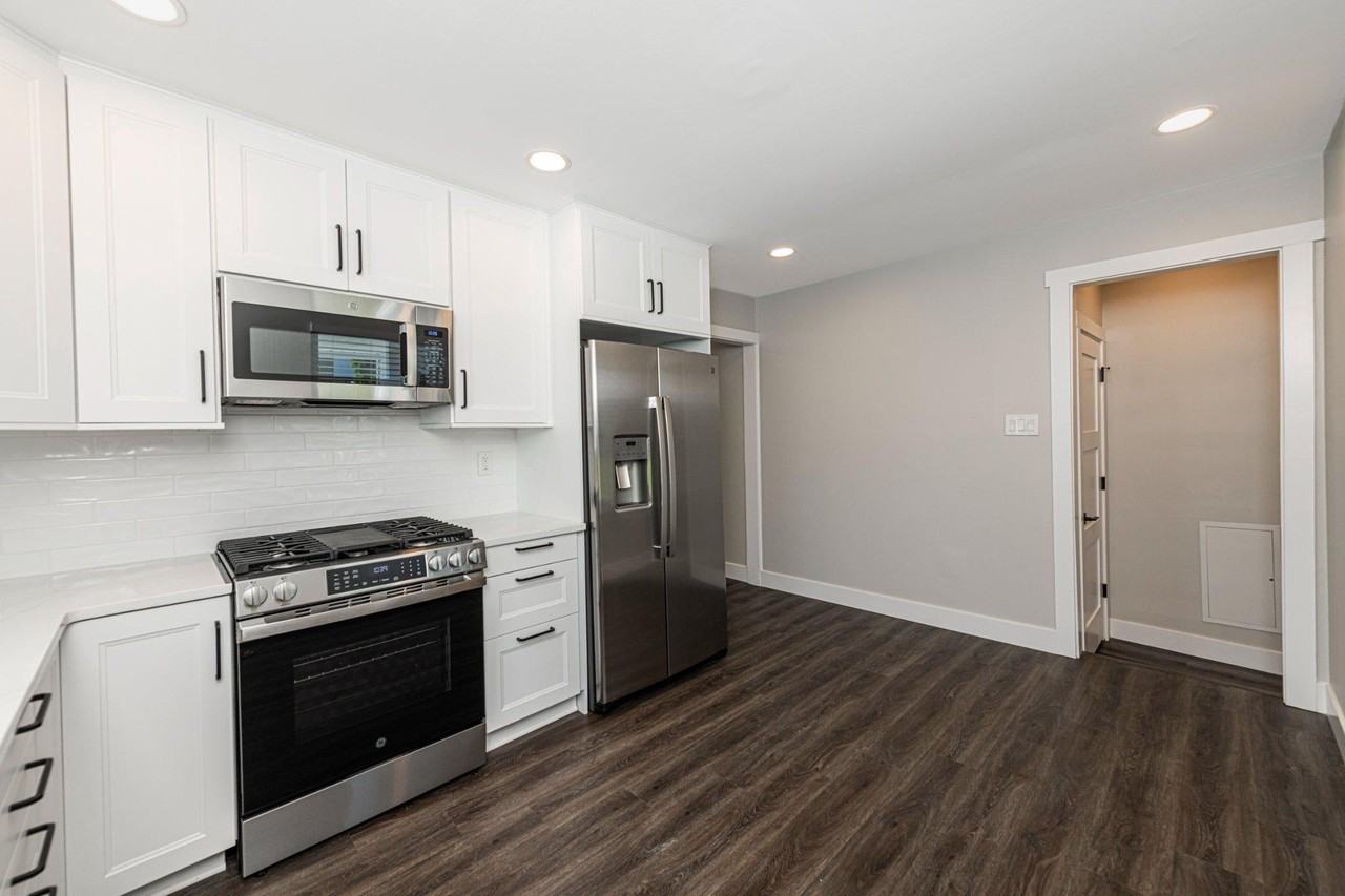 558 Philadelphia Ave - Photo 5 of 33
