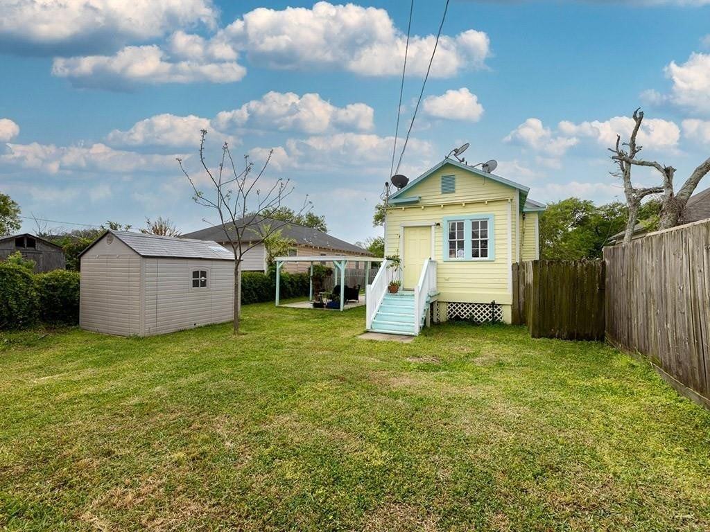 4124 Avenue M 1/2 - Photo 4 of 17