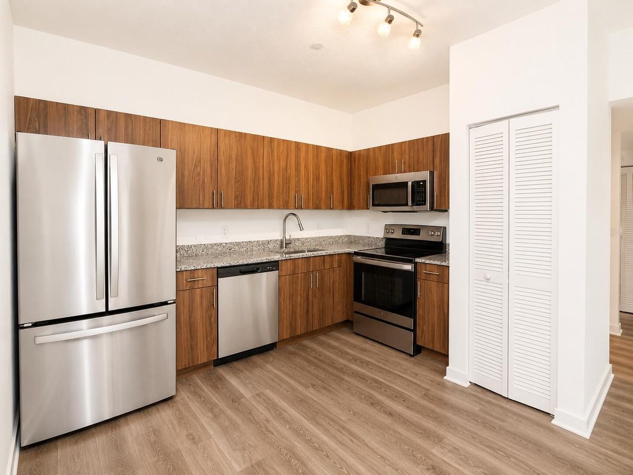 4270 Lakewood Rd - Photo 3 of 16