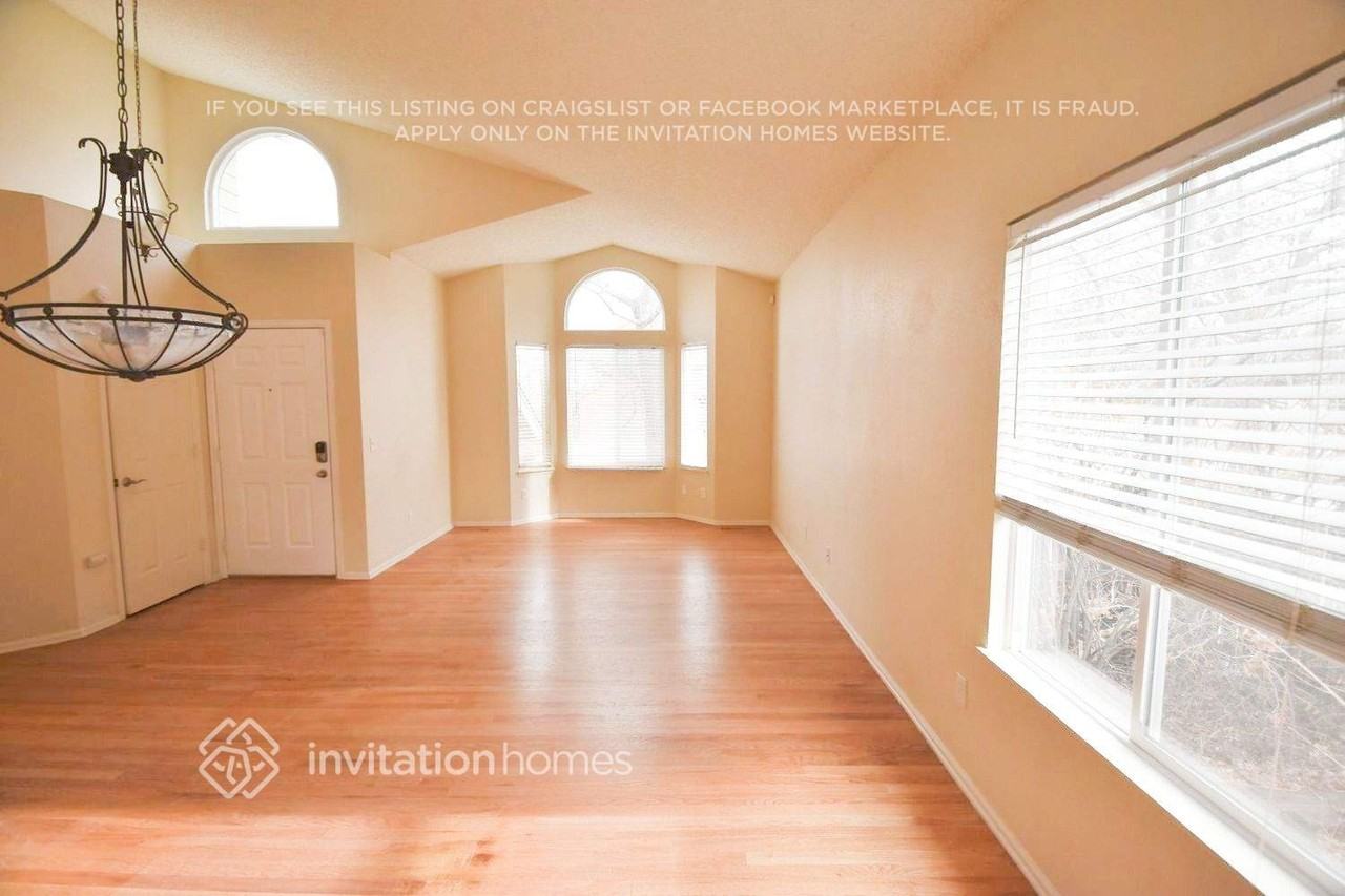 1572 Beacon Hill Dr - Photo 2 of 20
