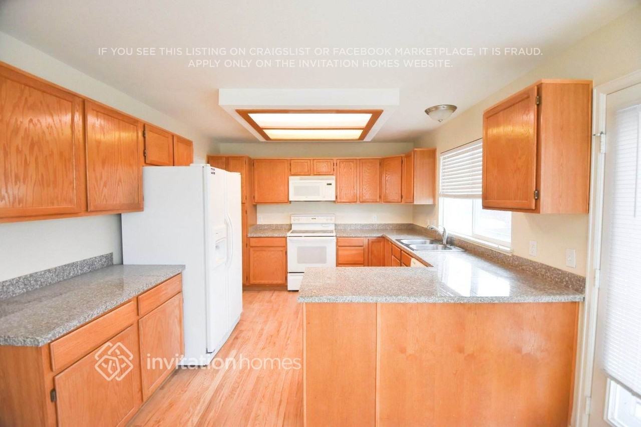 1572 Beacon Hill Dr - Photo 5 of 20